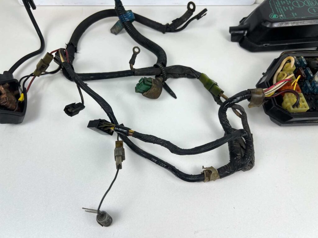 Corolla 1980 - 1983 fuse box with some wiring harness (refer to pictures) (11)