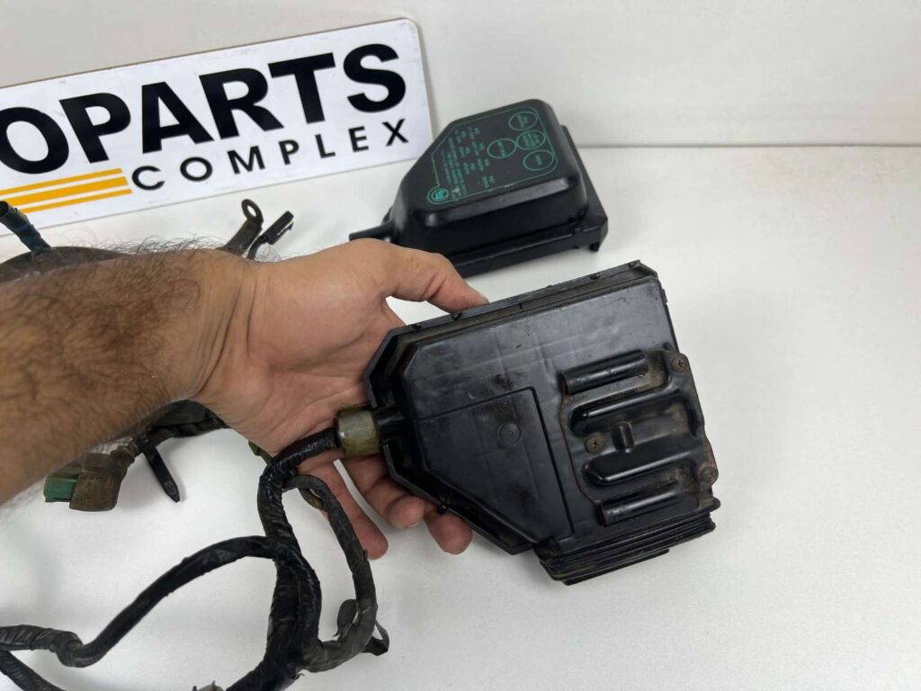 Corolla 1980 - 1983 fuse box with some wiring harness (refer to pictures) (13)