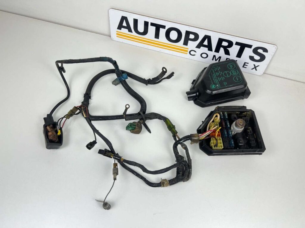 Corolla 1980 - 1983 fuse box with some wiring harness (refer to pictures) (2)