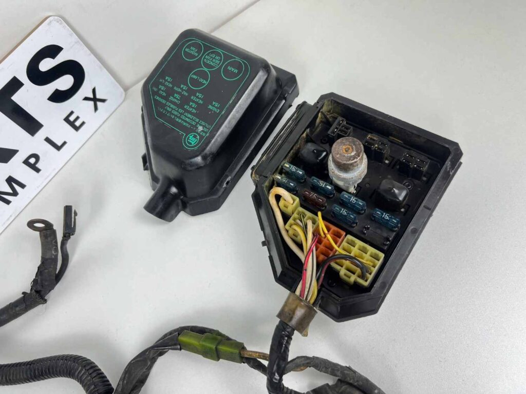 Corolla 1980 - 1983 fuse box with some wiring harness (refer to pictures) (3)