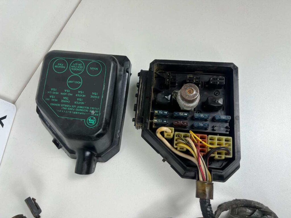 Corolla 1980 - 1983 fuse box with some wiring harness (refer to pictures) (4)