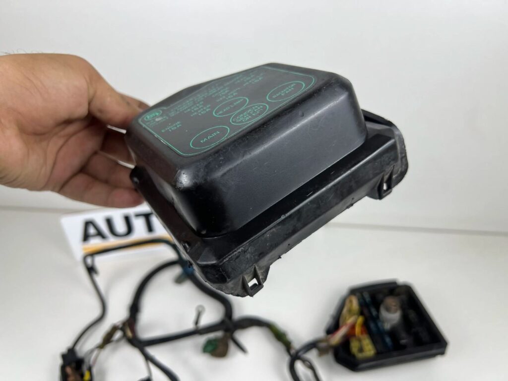 Corolla 1980 - 1983 fuse box with some wiring harness (refer to pictures) (6)