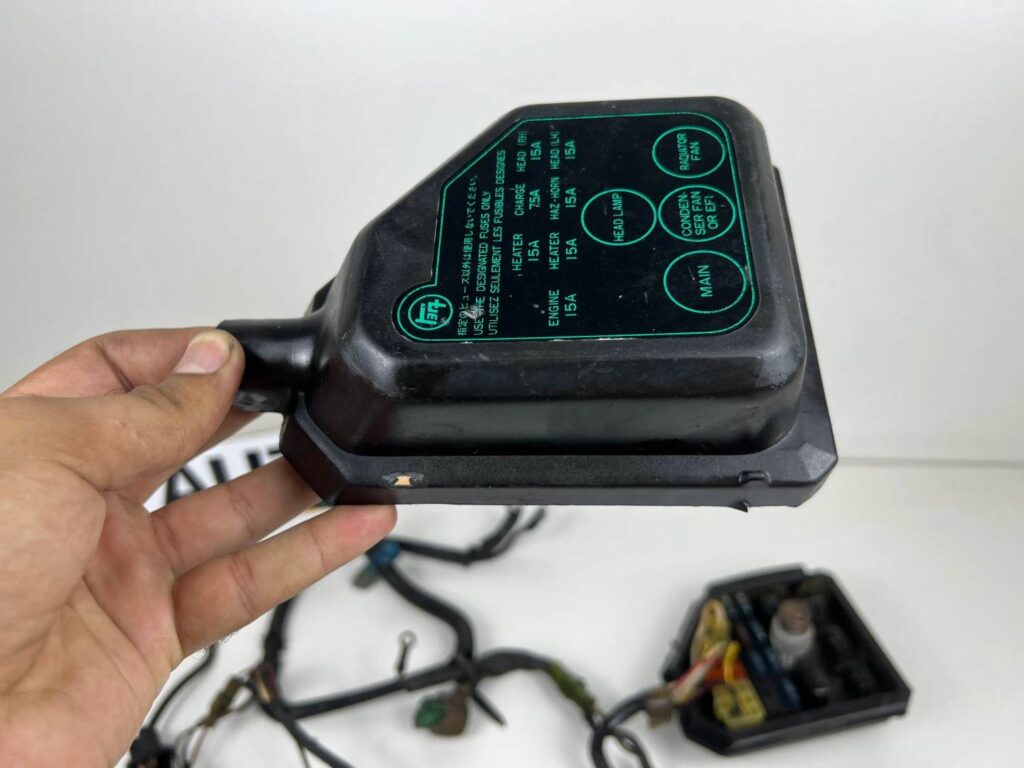 Corolla 1980 - 1983 fuse box with some wiring harness (refer to pictures) (7)