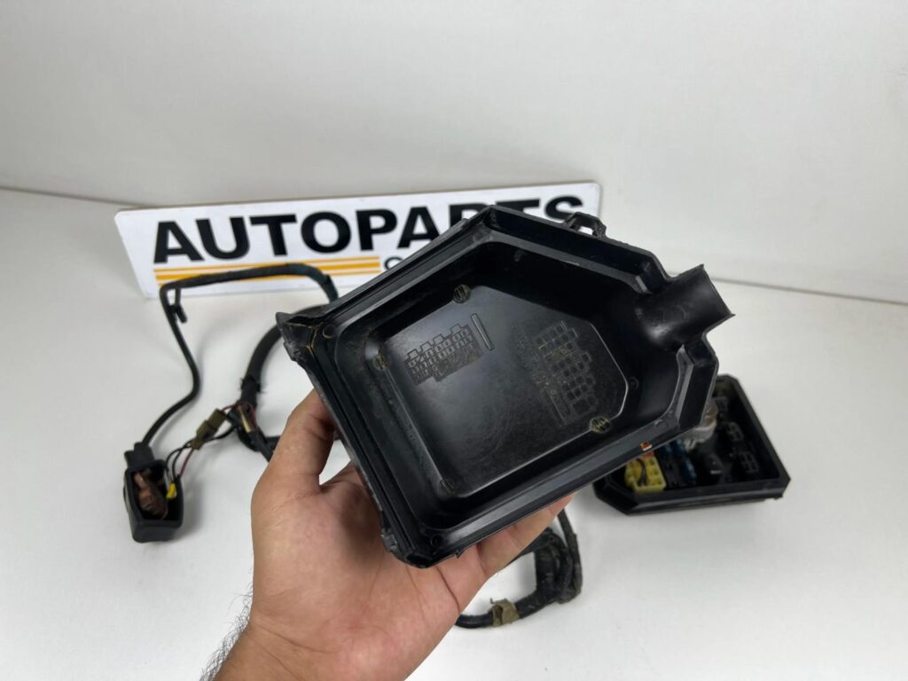 Corolla 1980 - 1983 fuse box with some wiring harness (refer to pictures) (8)
