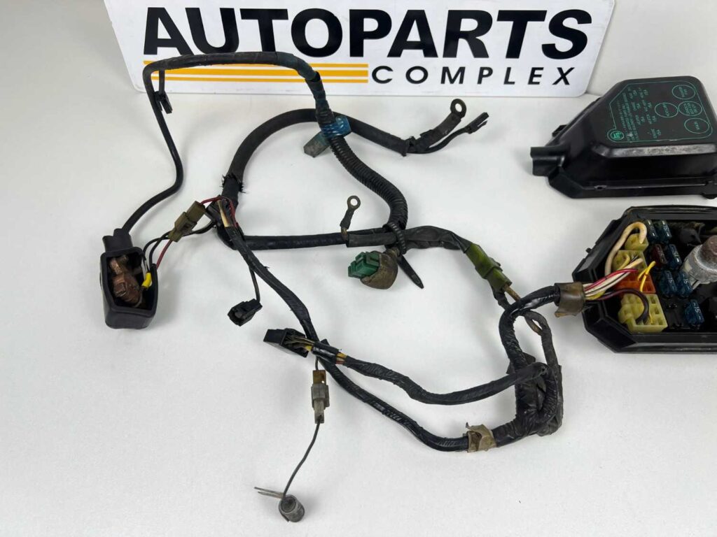 Corolla 1980 - 1983 fuse box with some wiring harness (refer to pictures) (9)