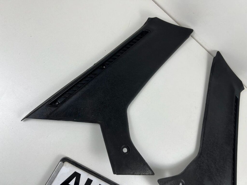 Corolla 1980 - 1983 sedan C pillar inside trims black (3)