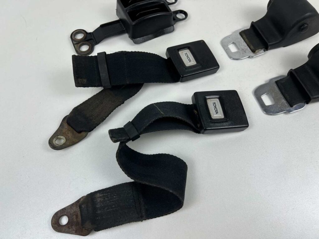 Corolla ke20 Ke25 1971 - 1974 front Seat belts OEM JDM (4)
