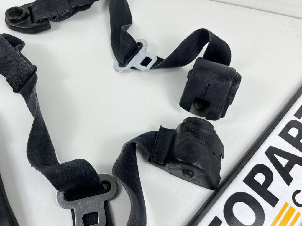 Corolla ke30 te31 ke36 front seat belts (8)