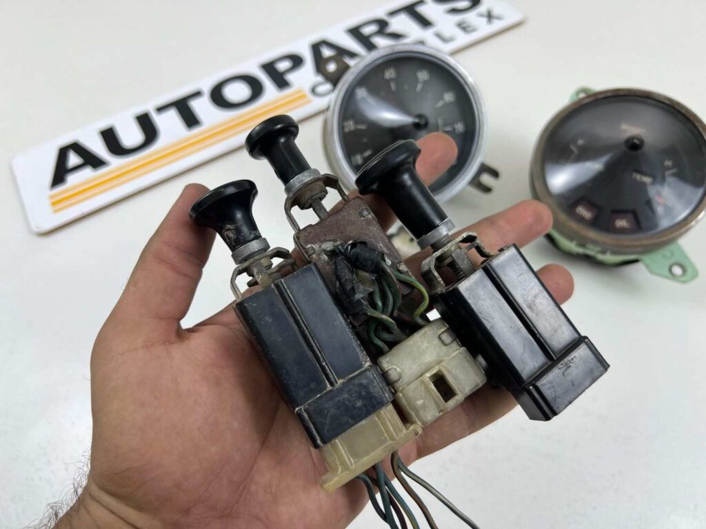 Corona RT80 RT81 Dash clusters and switches (11)