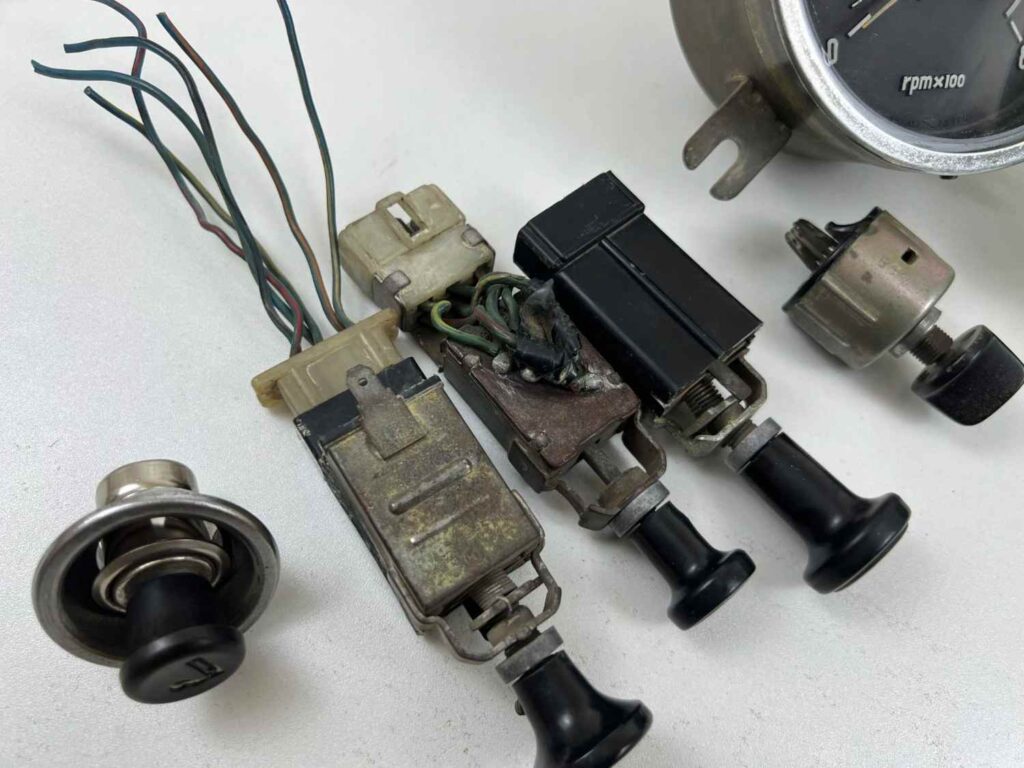 Corona RT80 RT81 Dash clusters and switches (8)
