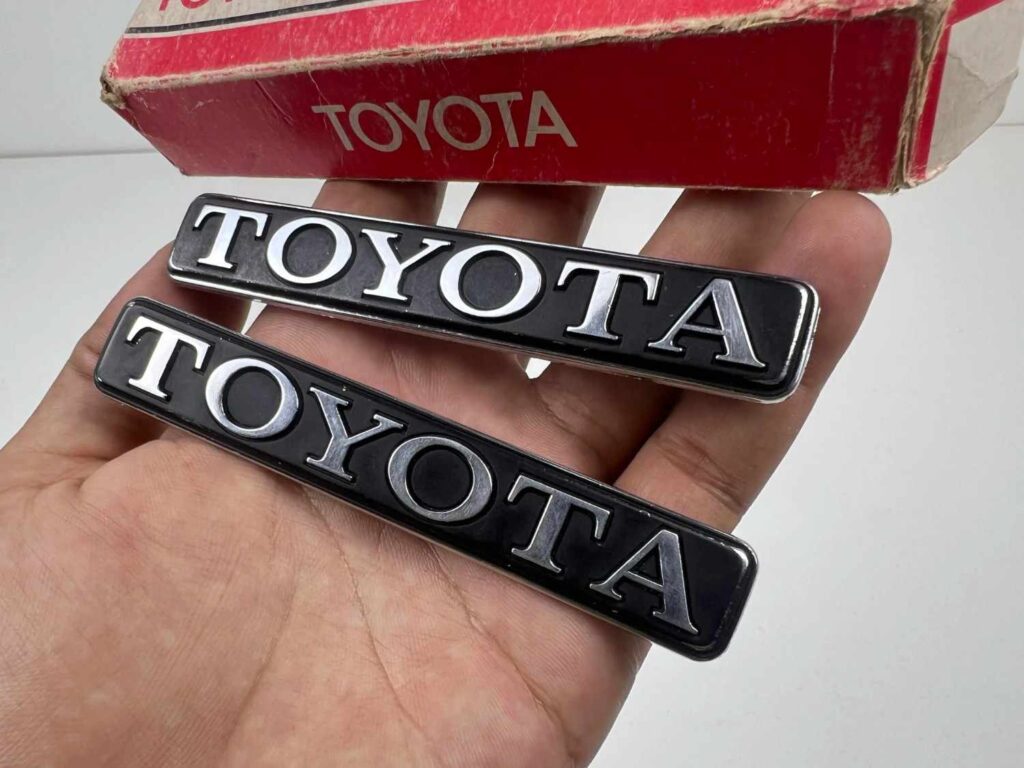 Corona Rt100 Rt105 Rt110 1977 trunk lid Toyota badge (2-piece) (2)