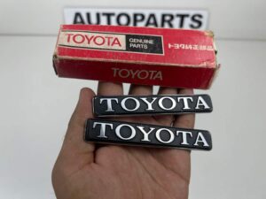 Corona Rt100 Rt105 Rt110 1977 trunk lid Toyota badge (2-piece) (3)