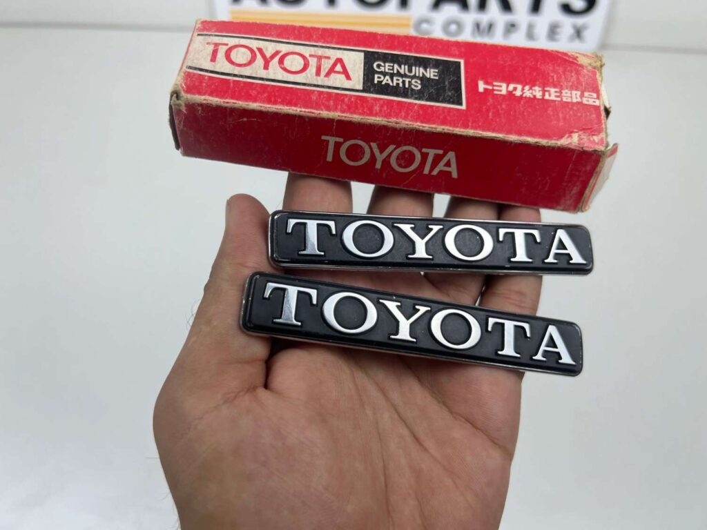 Corona Rt100 Rt105 Rt110 1977 trunk lid Toyota badge (2-piece) (4)