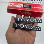 Corona Rt100 Rt105 Rt110 1977 trunk lid Toyota badge (2-piece) (4)