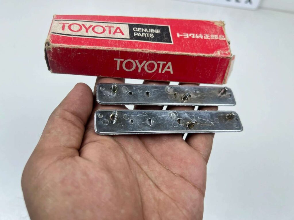 Corona Rt100 Rt105 Rt110 1977 trunk lid Toyota badge (2-piece) (5)
