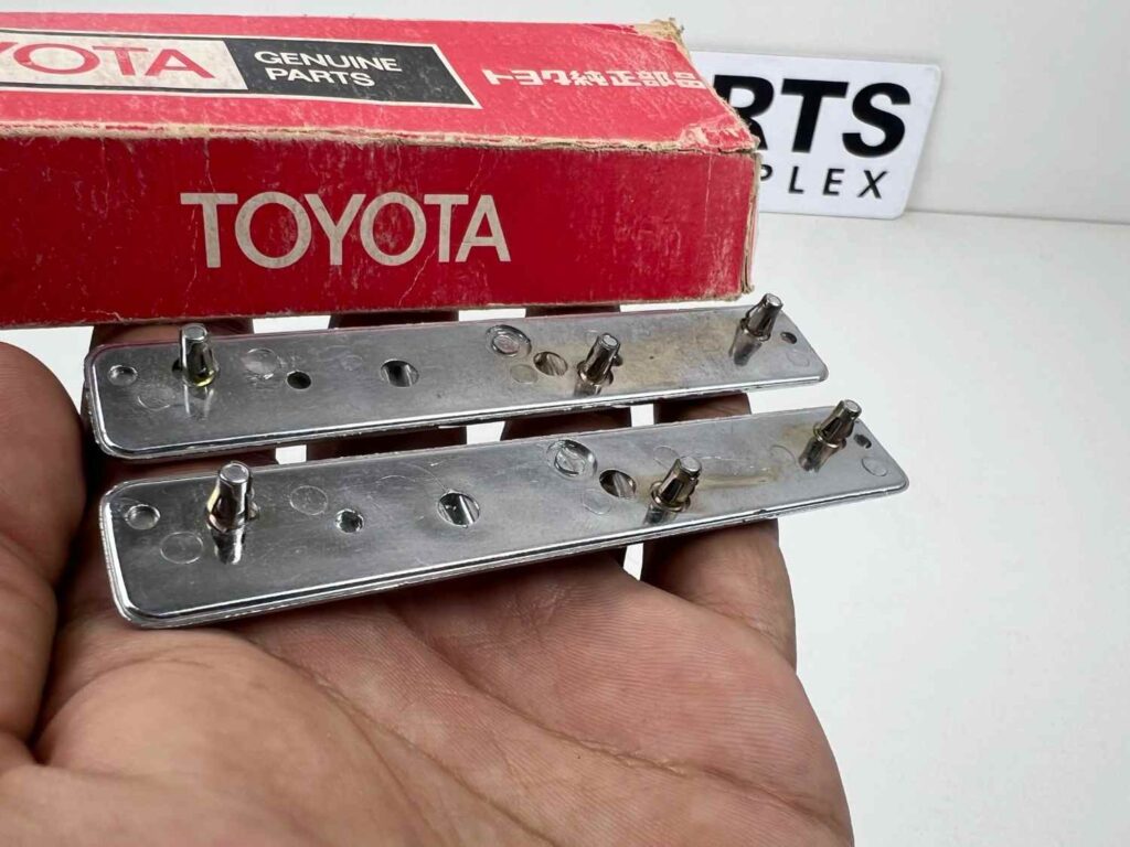 Corona Rt100 Rt105 Rt110 1977 trunk lid Toyota badge (2-piece) (6)