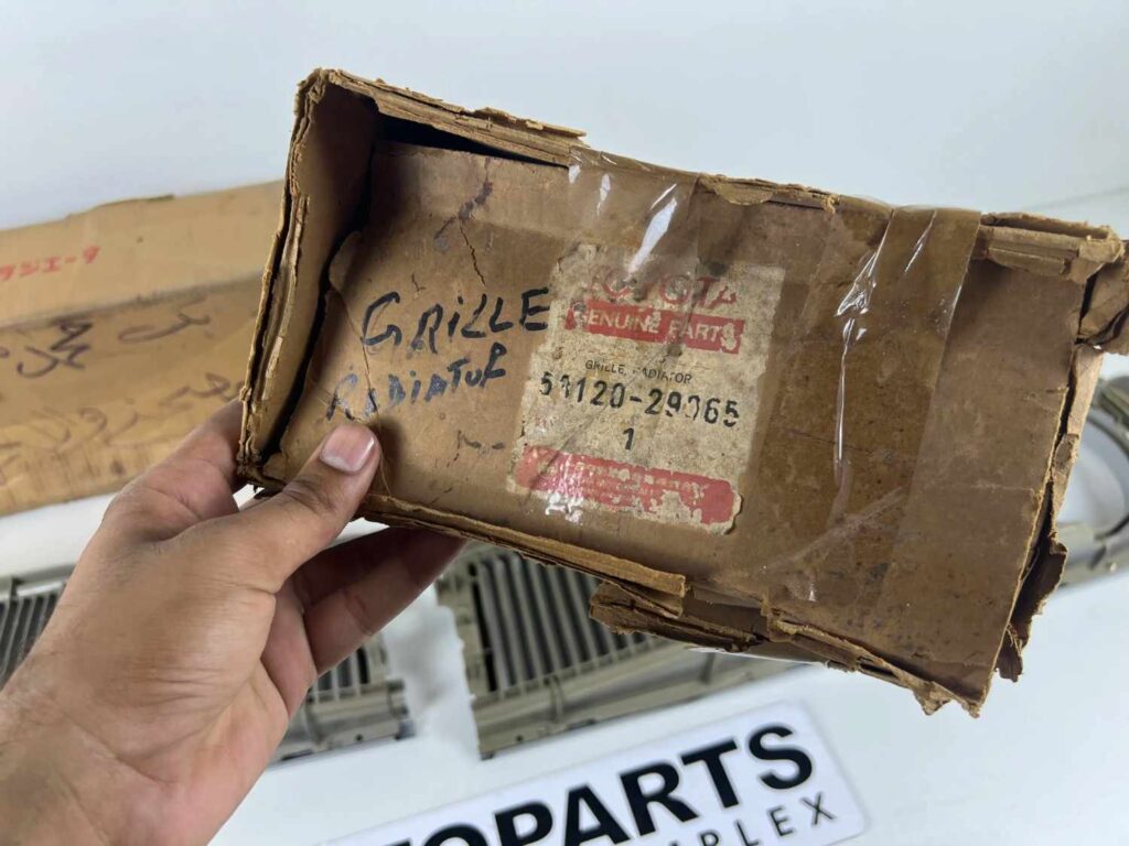 Corona rt81 Rt8# 1972 1973 NOS OEM radiator grille (1)