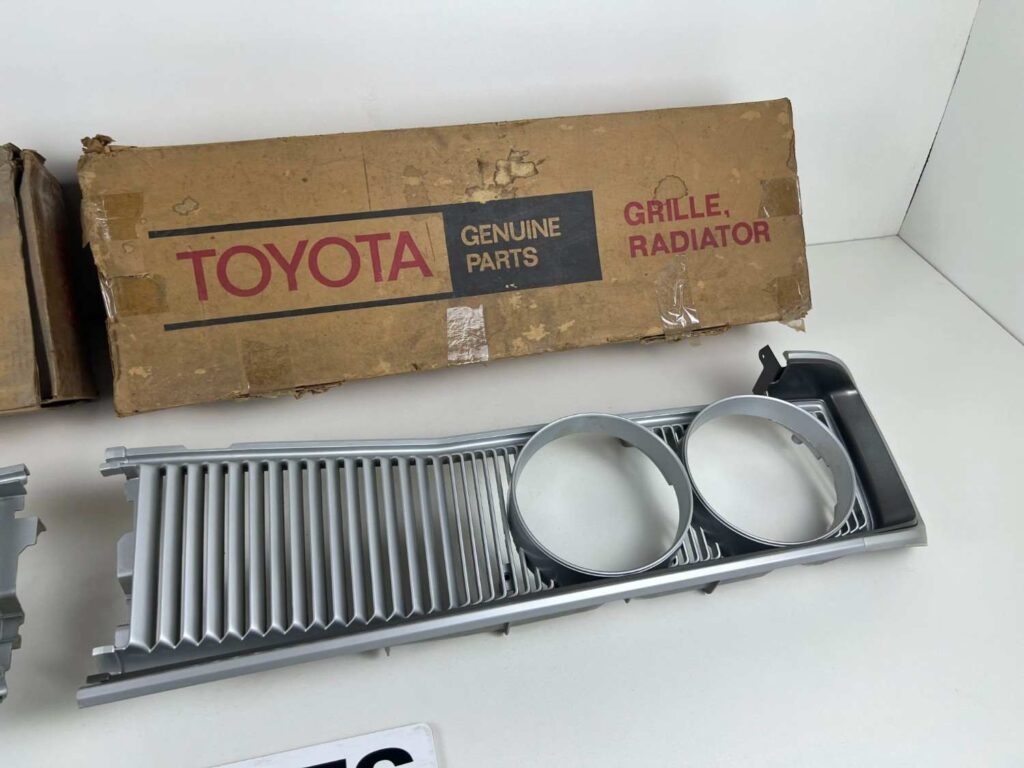 Corona rt81 Rt8# 1972 1973 NOS OEM radiator grille (11)