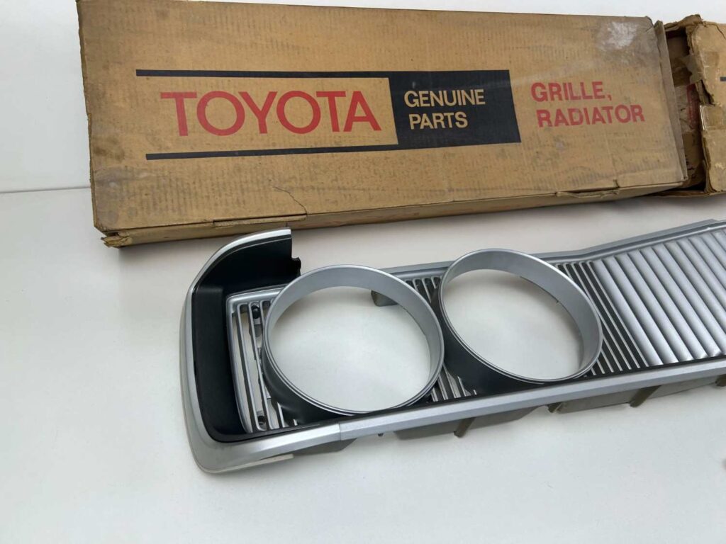 Corona rt81 Rt8# 1972 1973 NOS OEM radiator grille (5)