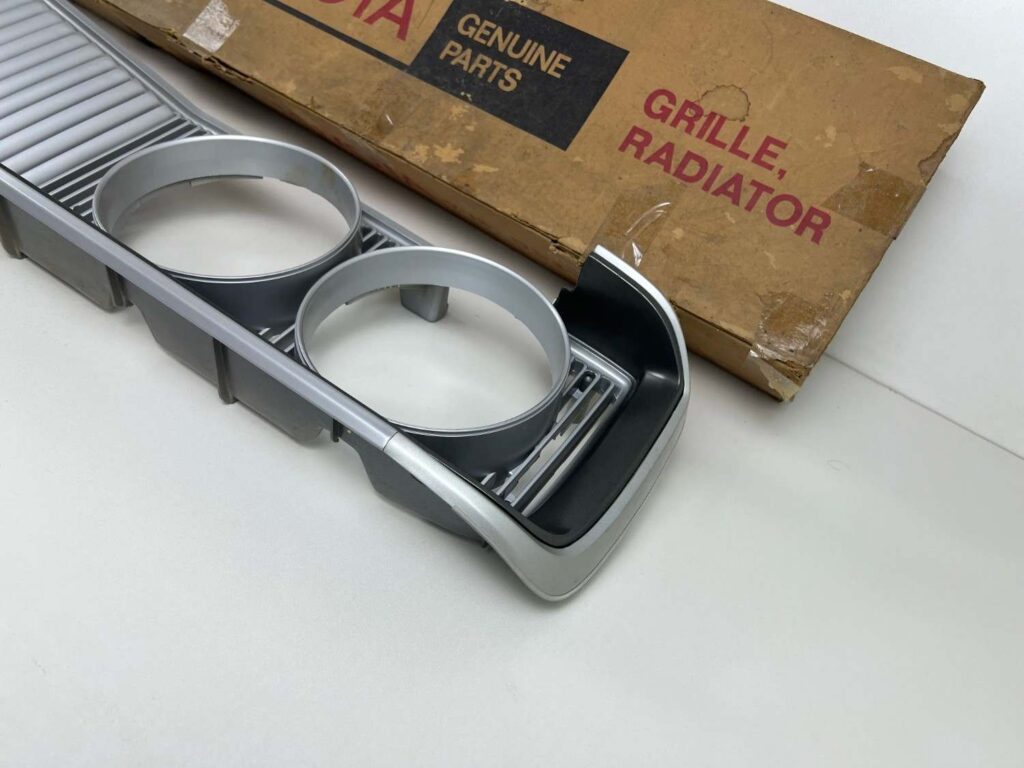 Corona rt81 Rt8# 1972 1973 NOS OEM radiator grille (7)