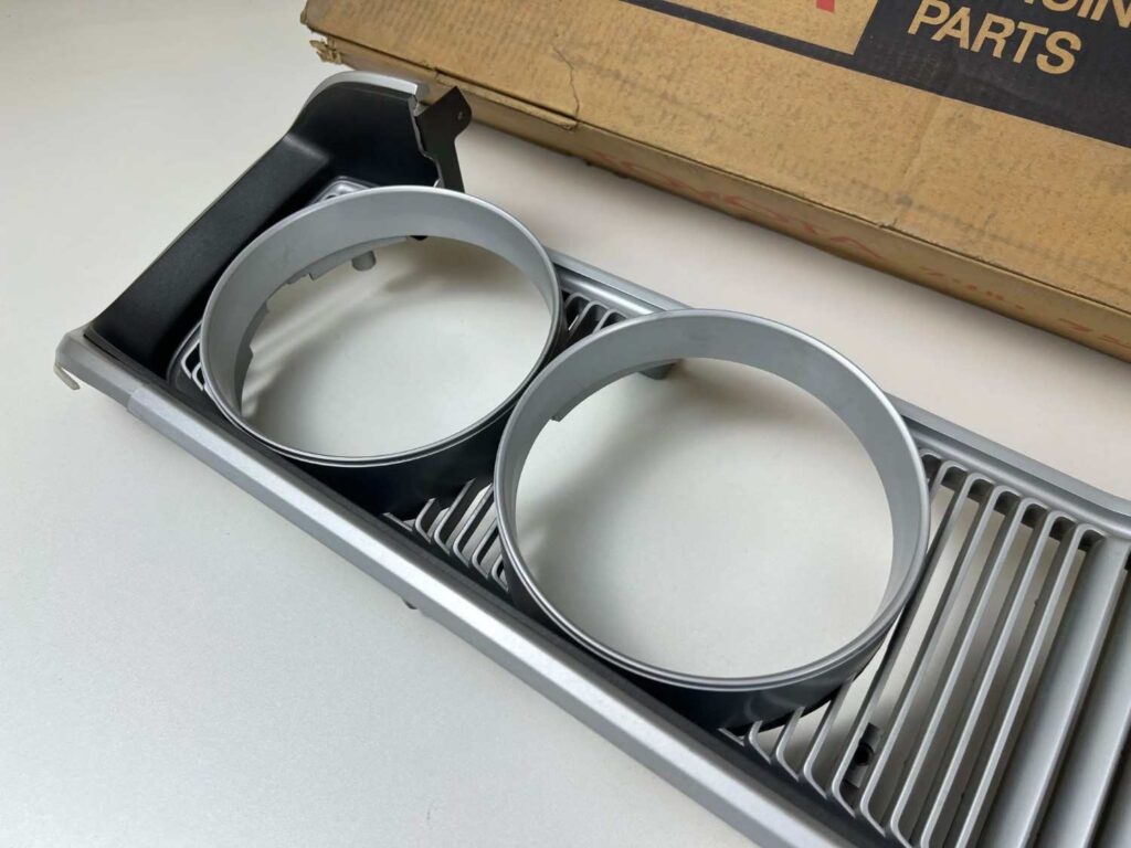Corona rt81 Rt8# 1972 1973 NOS OEM radiator grille (8)
