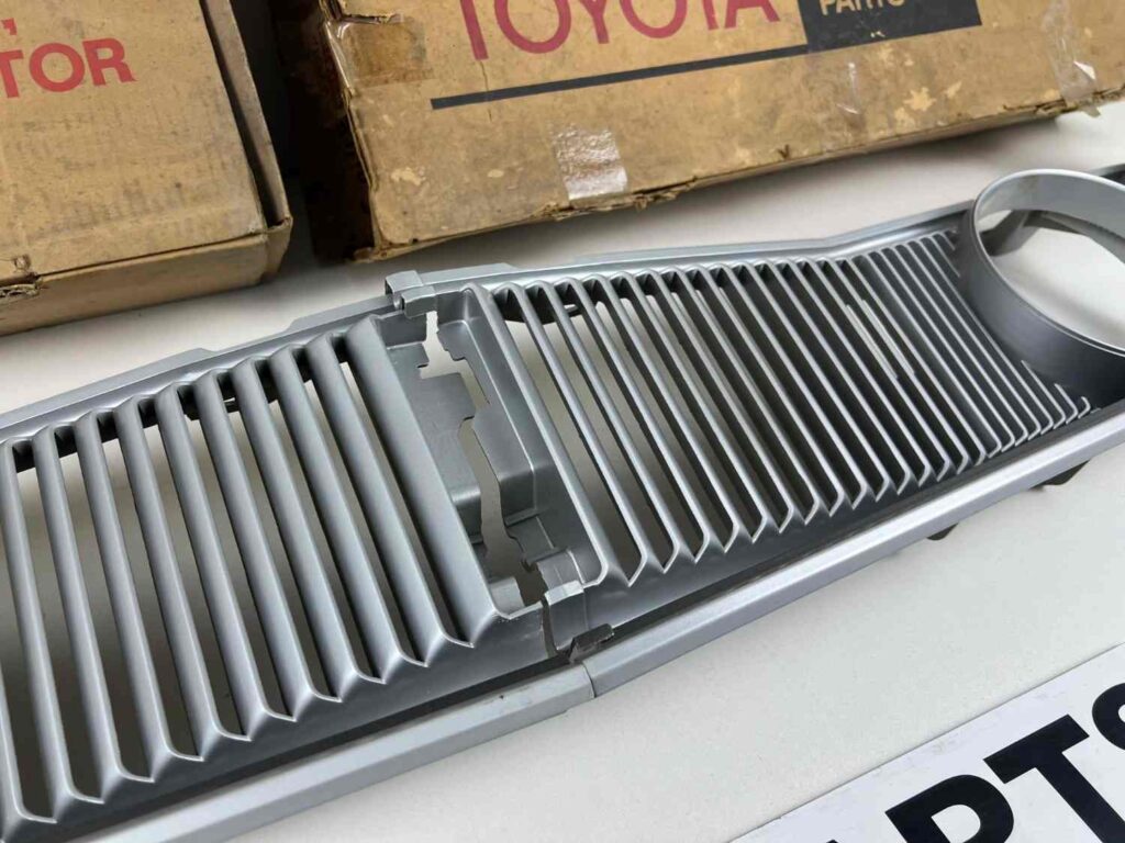 Corona rt81 Rt8# 1972 1973 NOS OEM radiator grille (9)