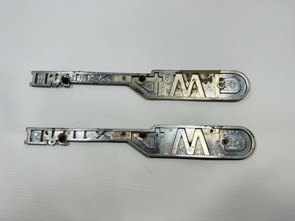 Hilux 1979 - 1983 fender 4wd badges OEM (5)