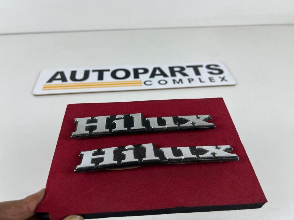 Hilux 1979 - 1983 fender badges pair (6)