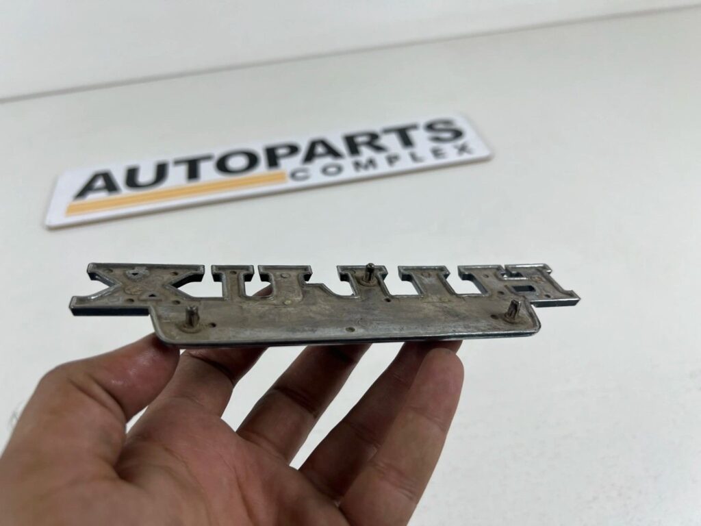 TOYOTA HILUX DELUXE RN20 RN25 Side Fender BADGE OEM (1)