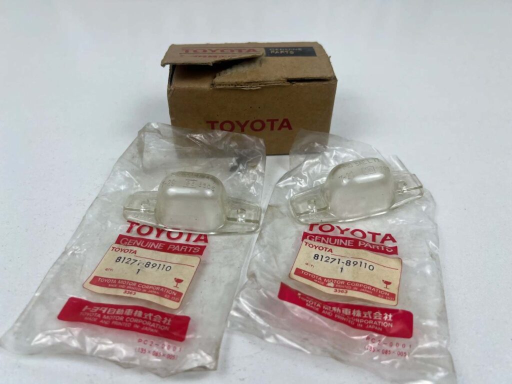 Toyota Hilux rn30 rn40 rn43 license plate light lenses NOS OEM pair (2)