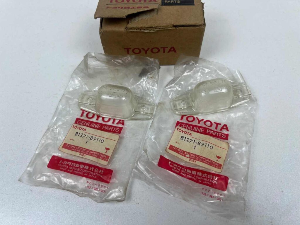 Toyota Hilux rn30 rn40 rn43 license plate light lenses NOS OEM pair (3)