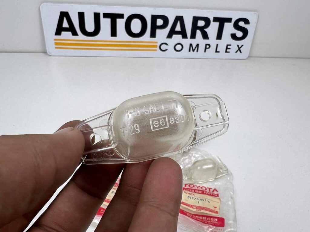 Toyota Hilux rn30 rn40 rn43 license plate light lenses NOS OEM pair (4)