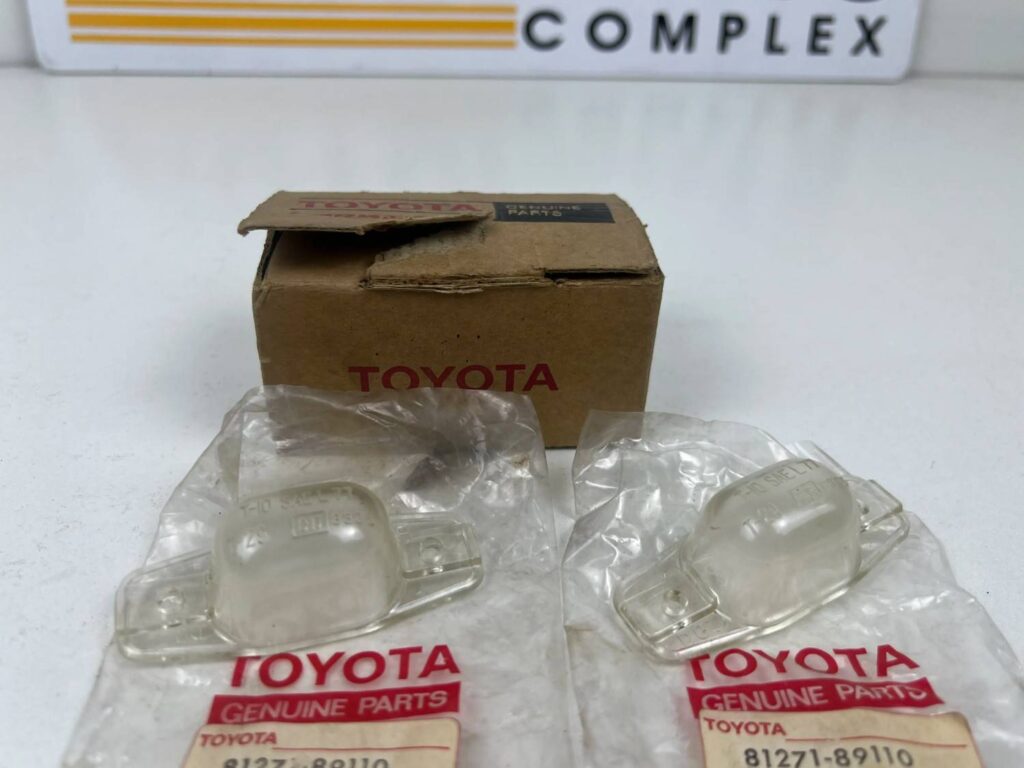 Toyota Hilux rn30 rn40 rn43 license plate light lenses NOS OEM pair (5)