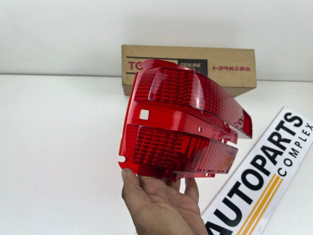 Toyota corona RT80 1971 tail light lens NOS OEM Left side (3)