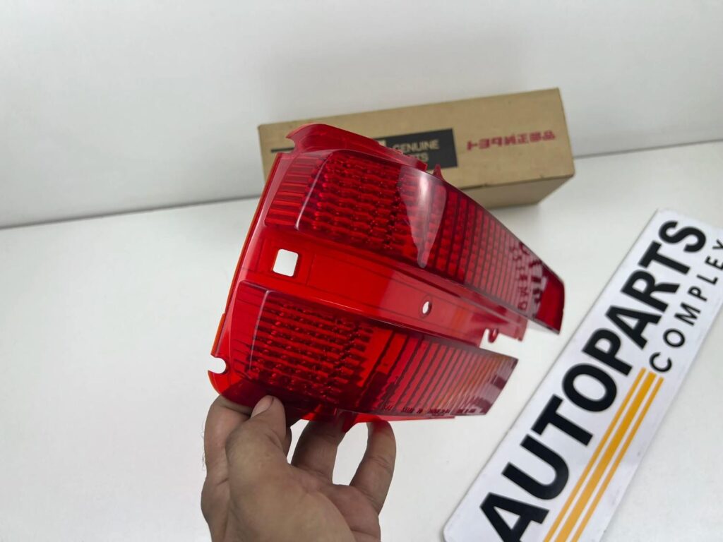 Toyota corona RT80 1971 tail light lens NOS OEM Left side (8)