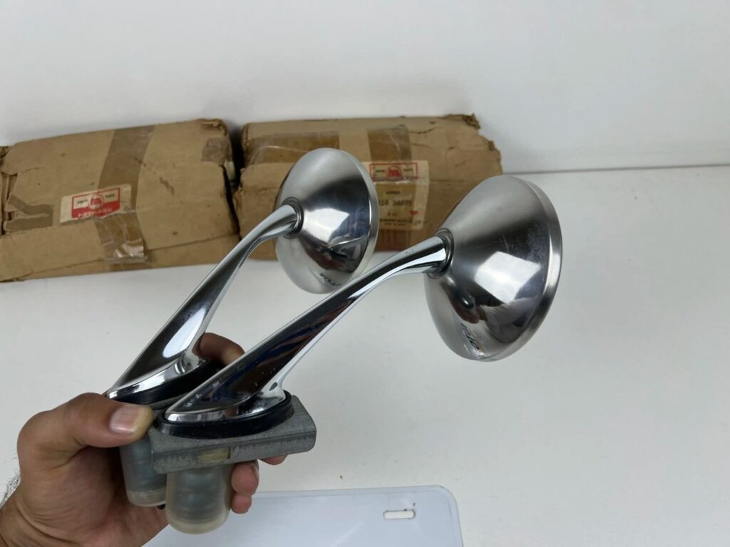 Toyota corona mark II 1973 - 1976 NOS OEM fender mirrors (4)