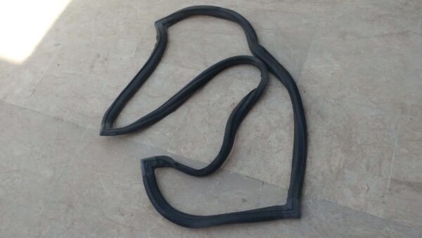 rt80 front windshield rubber seal