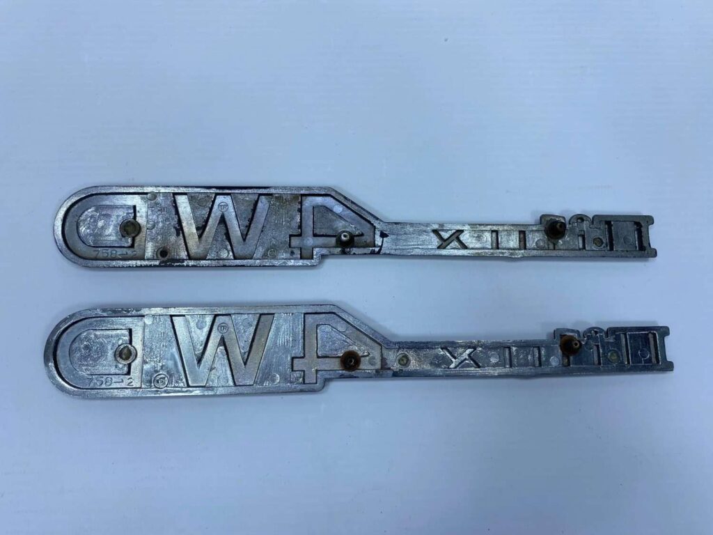 Hilux 1979 - 1983 fender 4wd badges OEM (2)