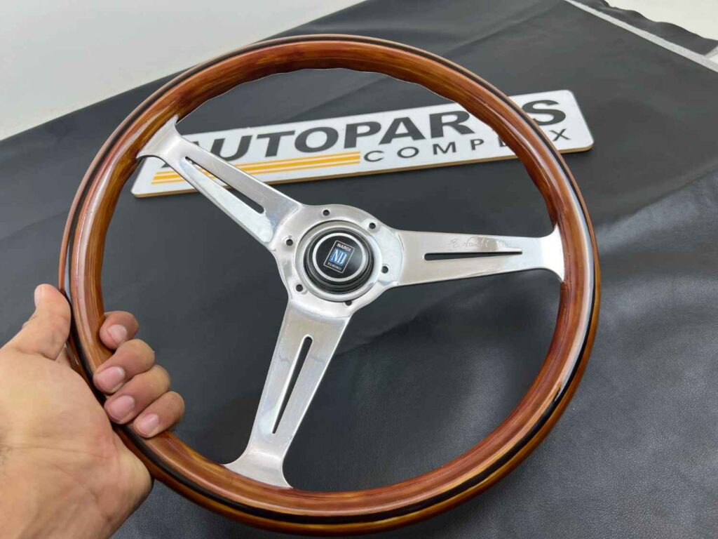 Nardi classic wooden 365mm with nardi torino horn button (1)