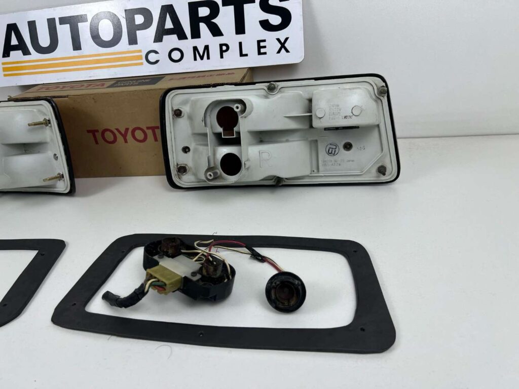 Toyota starlet KP60 KP61 NOS OEM Tail lights 1979 - 1982 (8)